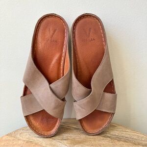 V Italia | 869 Genevieve Leather Criss Cross Strappy Slide Sandal